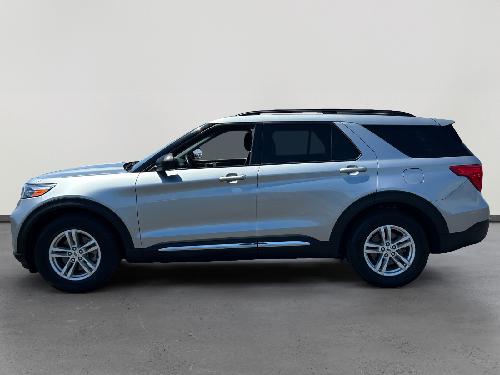 Used 2024 Ford Explorer XLT w/ Equipment Group 202A RWD image 2