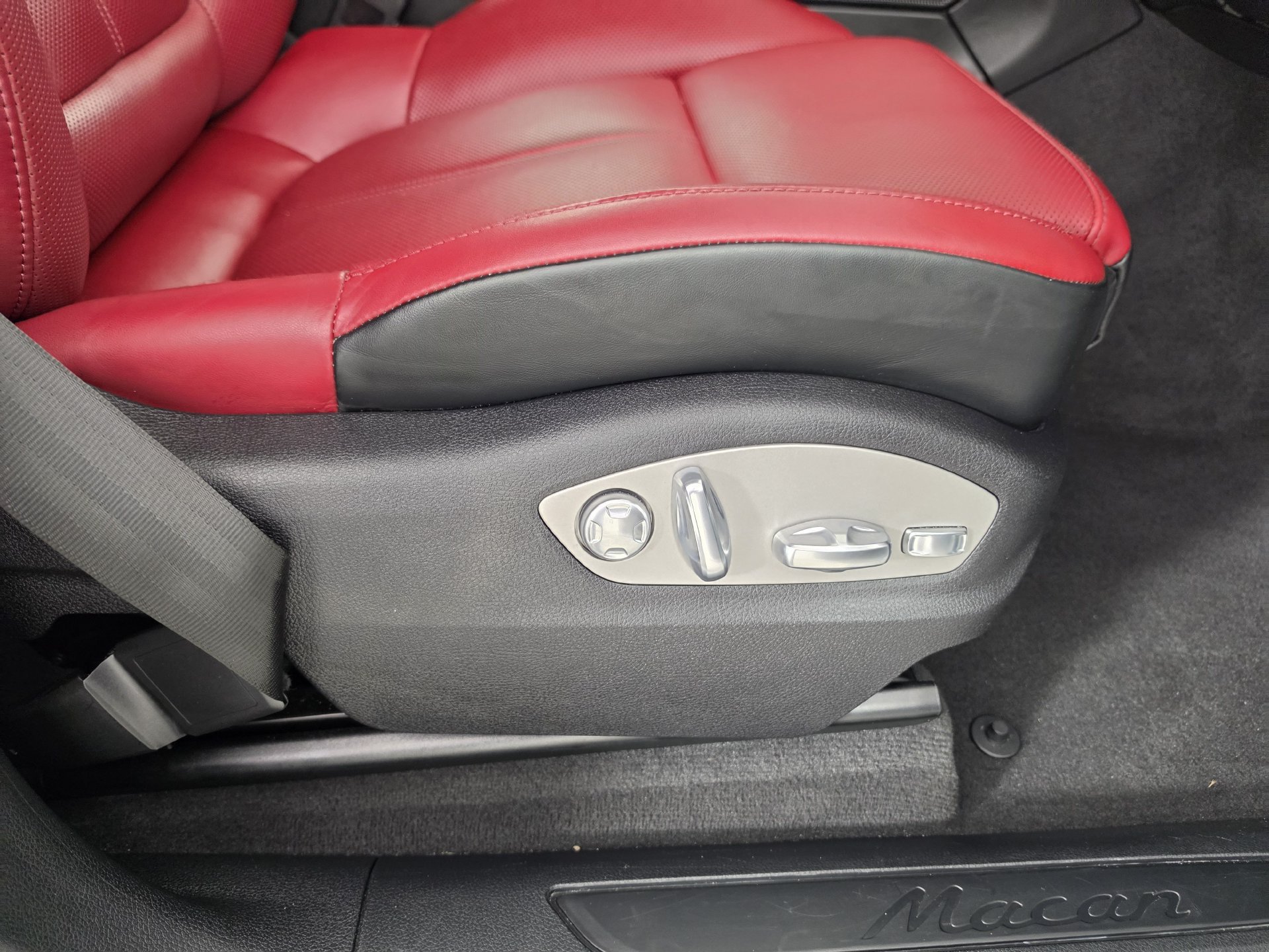 Used 2025 Porsche Macan AWD/4WD image 38