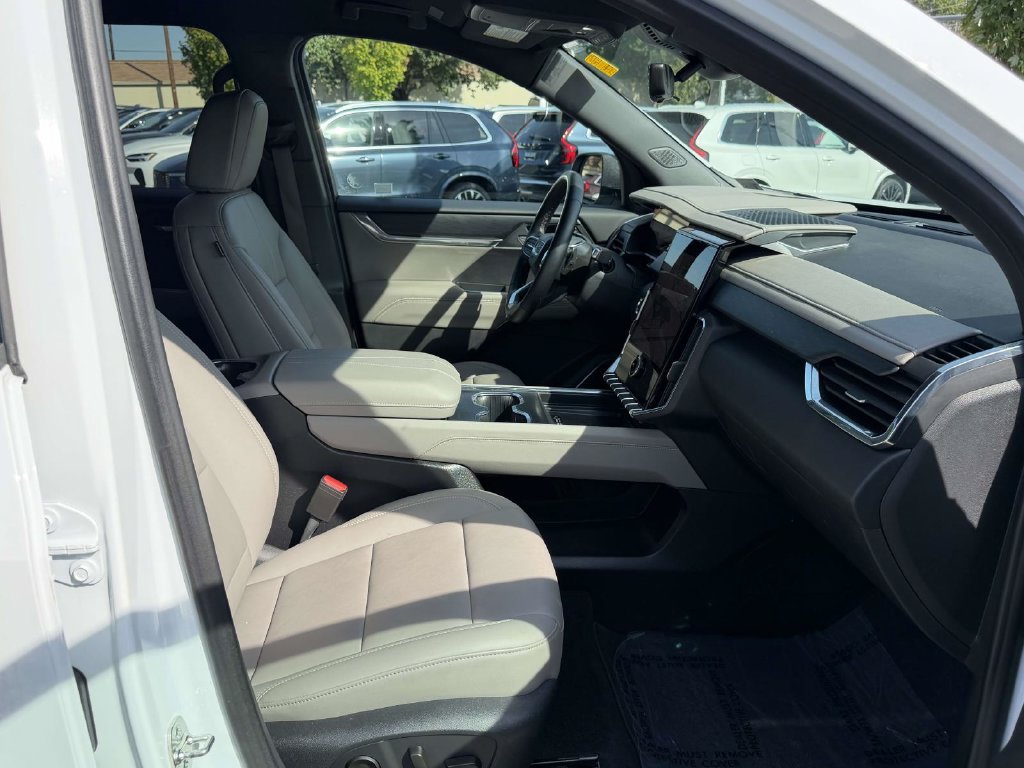 Used 2026 GMC Acadia Elevation w/ Elevation Premium Package FWD image 12