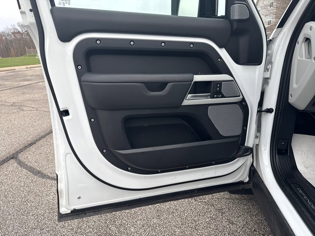New 2024 Land Rover Defender 130 X-Dynamic SE image 10
