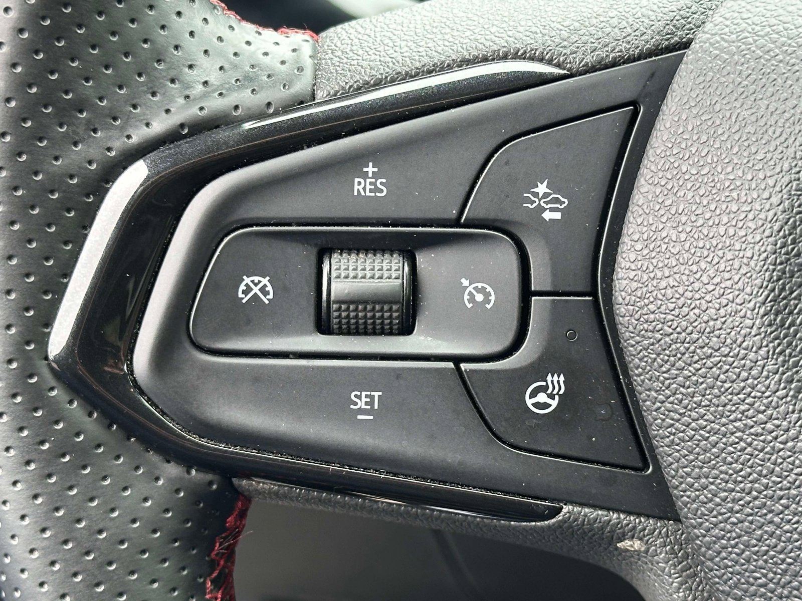 Used 2024 Chevrolet Trax RS w/ Driver Confidence Package FWD image 19