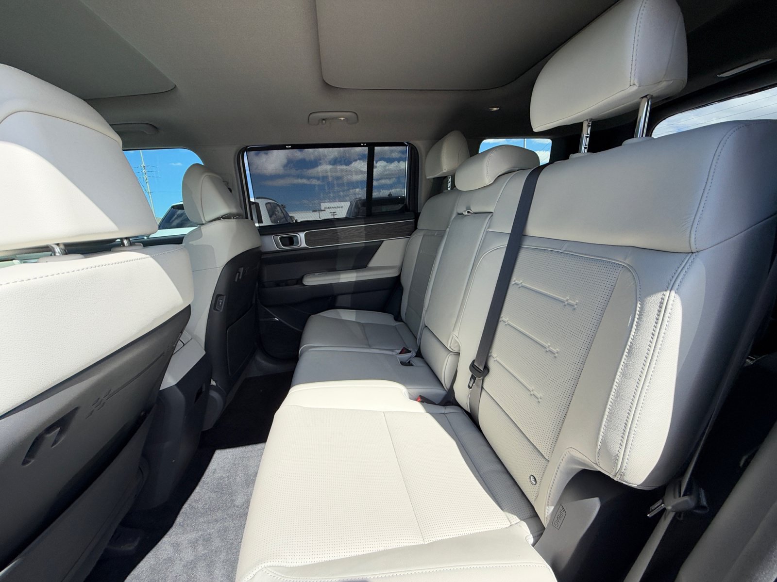 Used 2025 Hyundai Santa Fe Limited FWD image 17