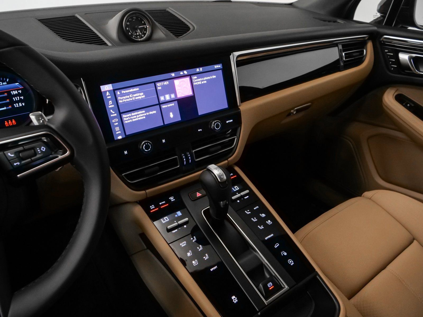 Certified 2025 Porsche Macan image 30