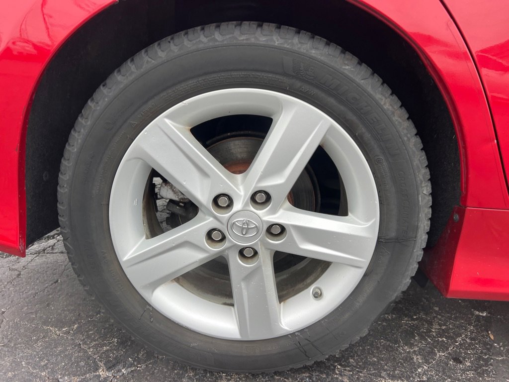 Used 2014 Toyota Camry L image 39