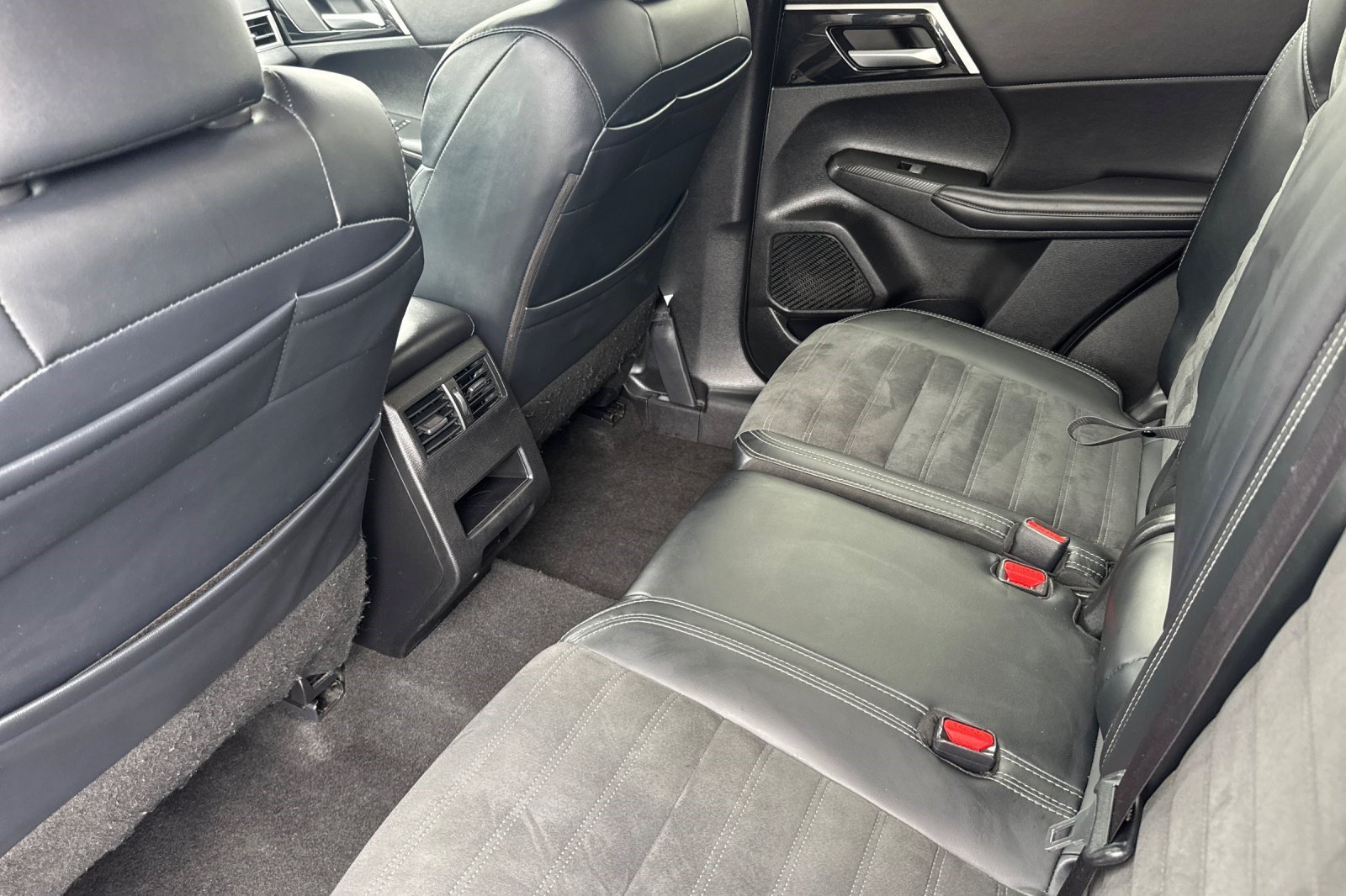 Used 2024 Mitsubishi Outlander SE AWD/4WD image 28