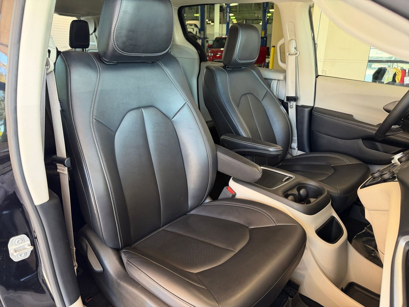 Used 2024 Chrysler Pacifica Touring-L image 34