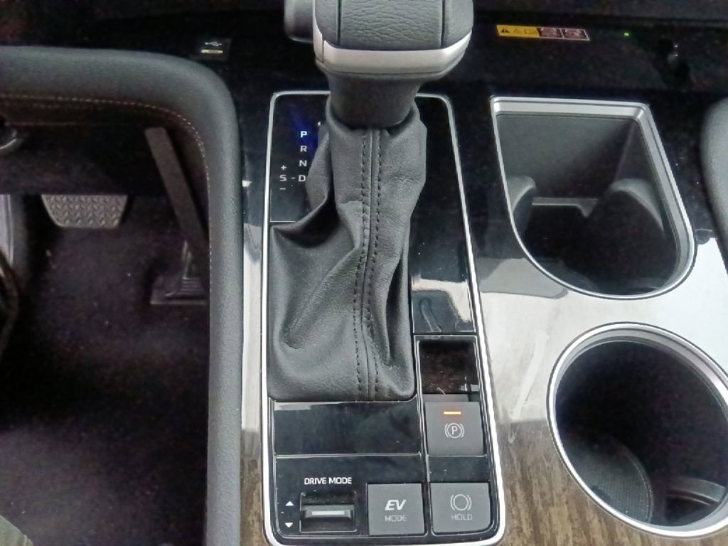 Used 2025 Toyota Sienna Platinum AWD/4WD image 25