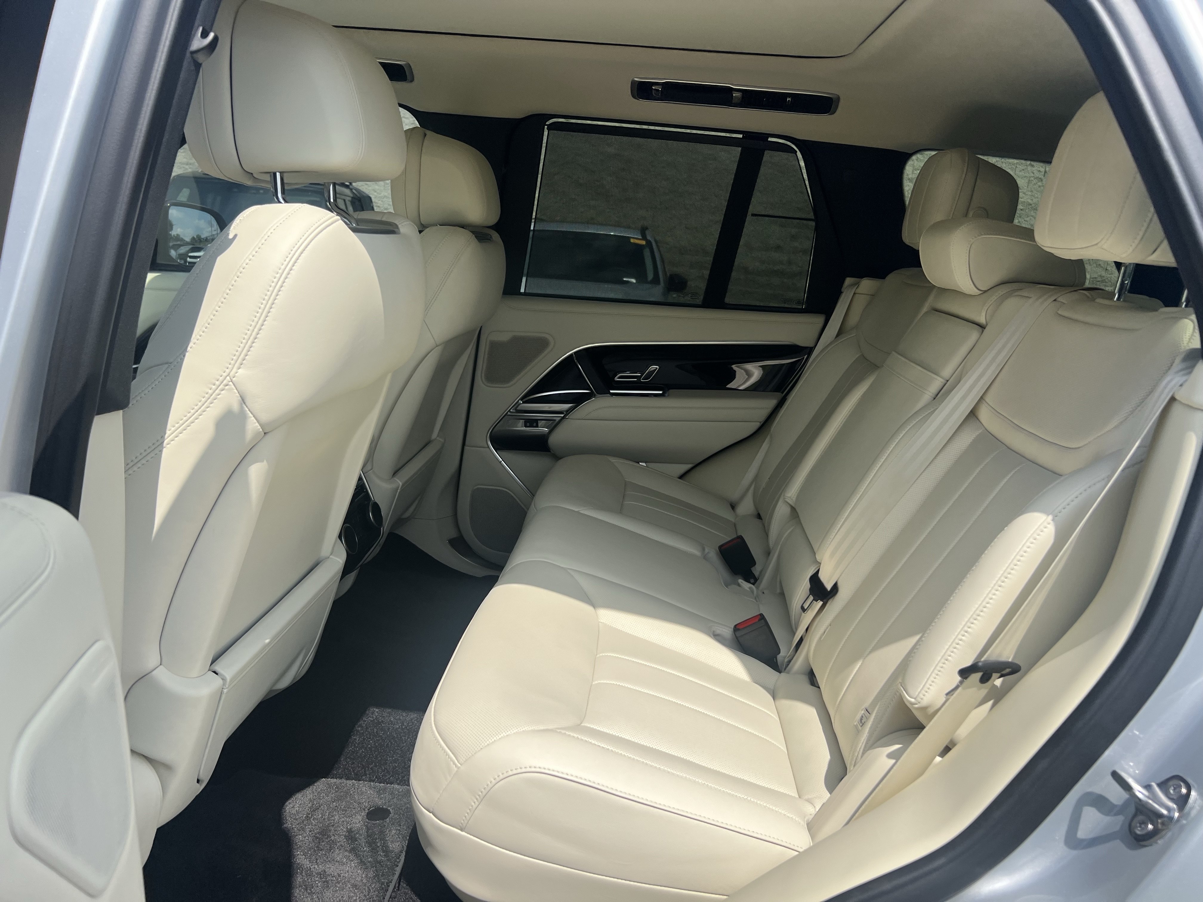 Certified 2025 Land Rover Range Rover SE AWD/4WD image 33