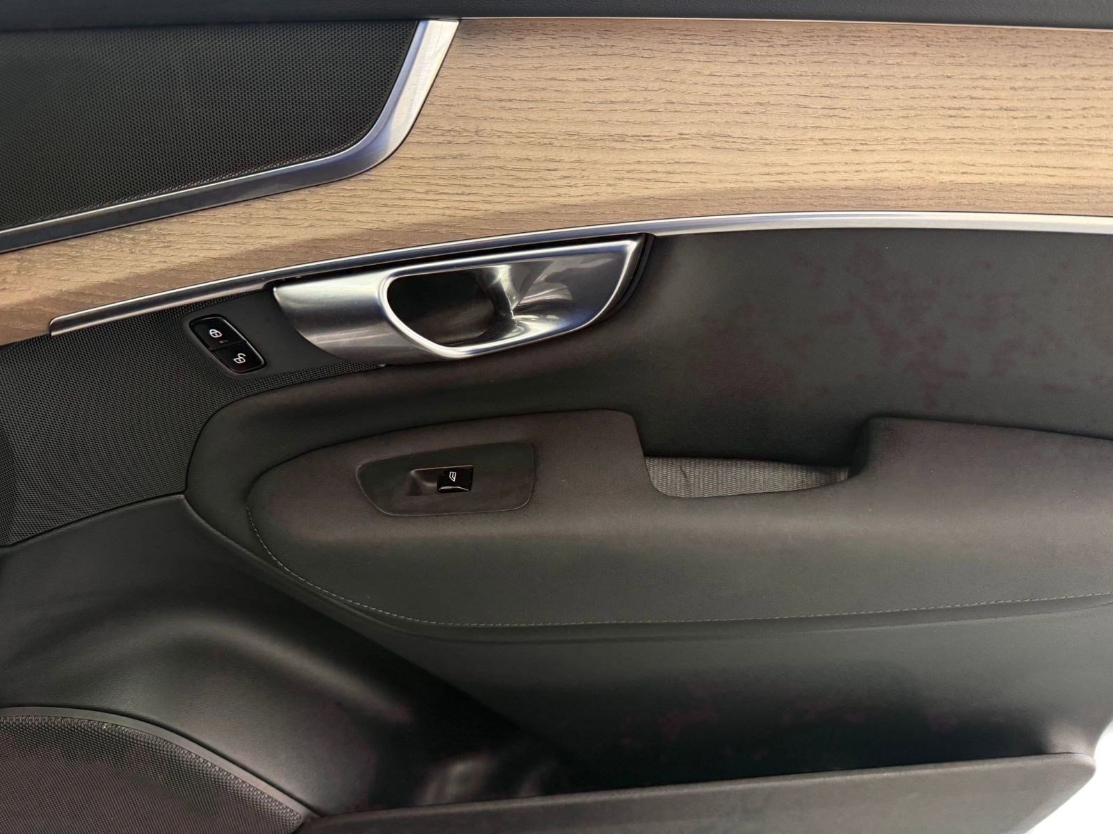 Used 2025 Volvo XC90 B6 Plus image 22