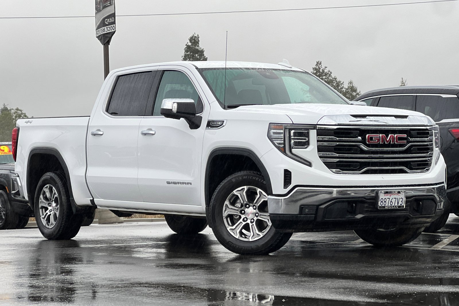 Used 2024 GMC Sierra 1500 SLT image 2