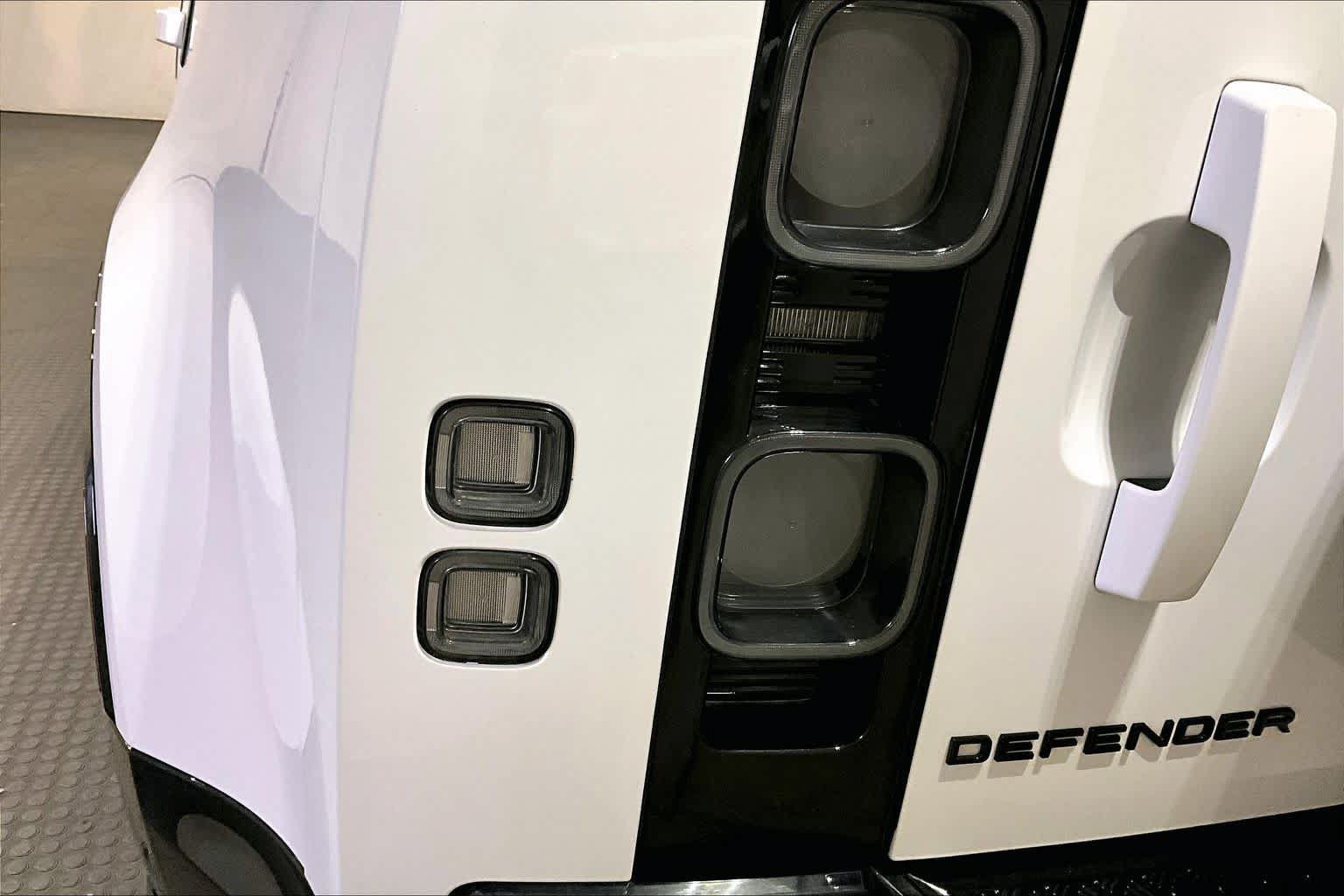 Used 2025 Land Rover Defender 110 V8 AWD/4WD image 27