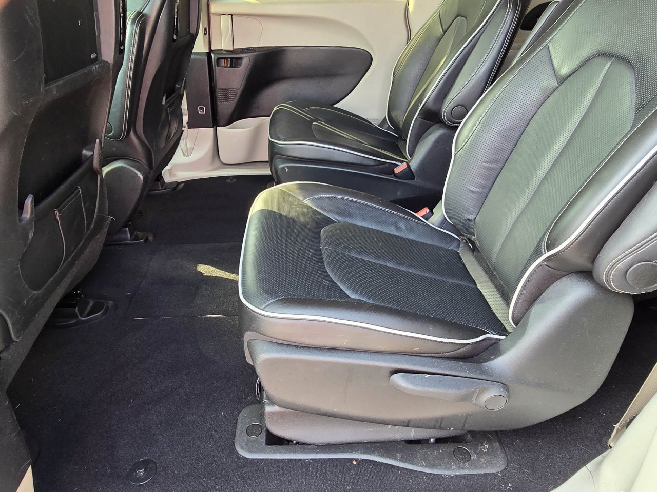 Used 2022 Chrysler Pacifica Limited w/ Uconnect Theater Family Group FWD image 25