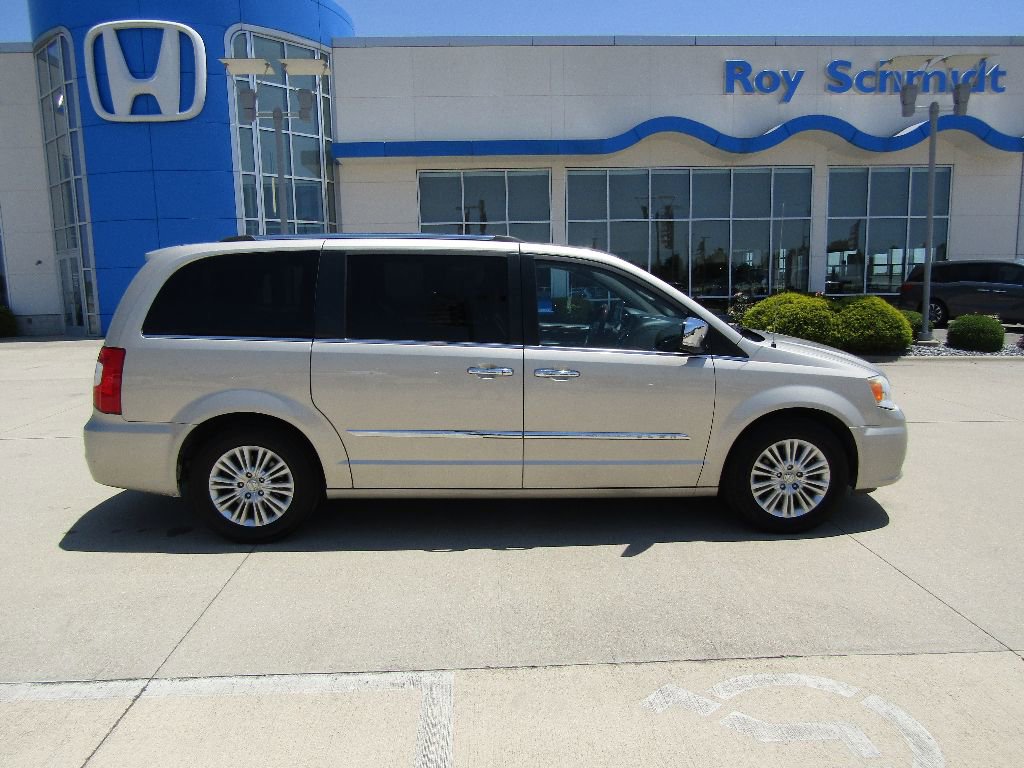 Used 2014 Chrysler Town & Country Limited w/ Luxury Group image 2