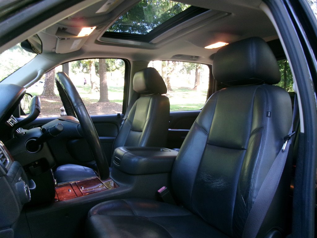 Used 2013 Chevrolet Avalanche LTZ RWD image 13