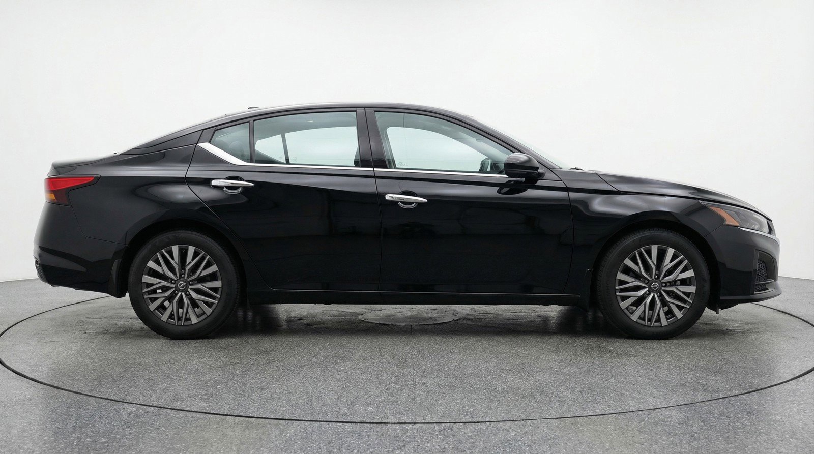 Used 2025 Nissan Altima 2.5 SV image 11