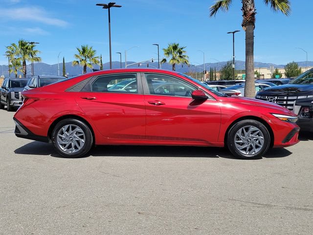 Used 2025 Hyundai Elantra Blue image 30