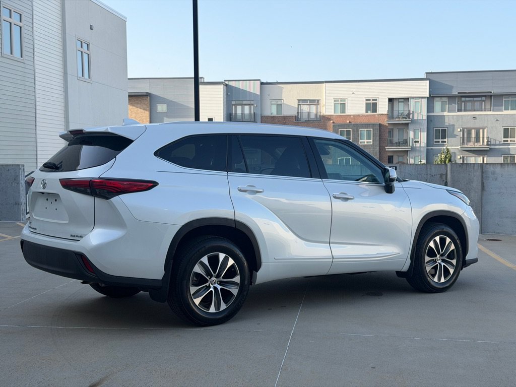Used 2022 Toyota Highlander XLE AWD/4WD image 3
