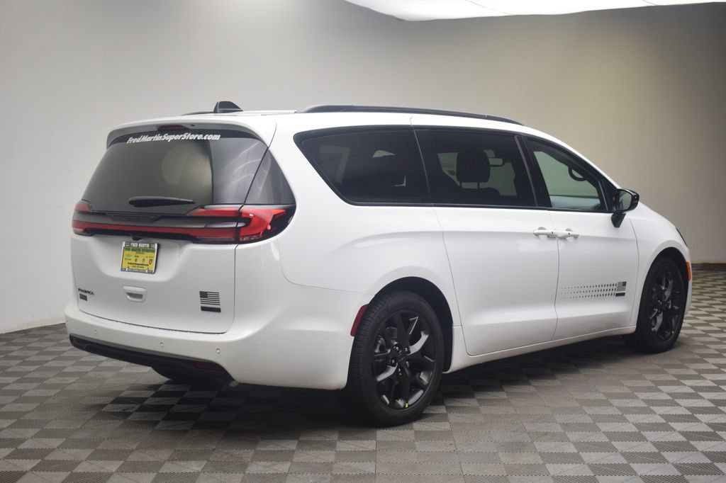 New 2027 Chrysler Pacifica Select FWD image 5