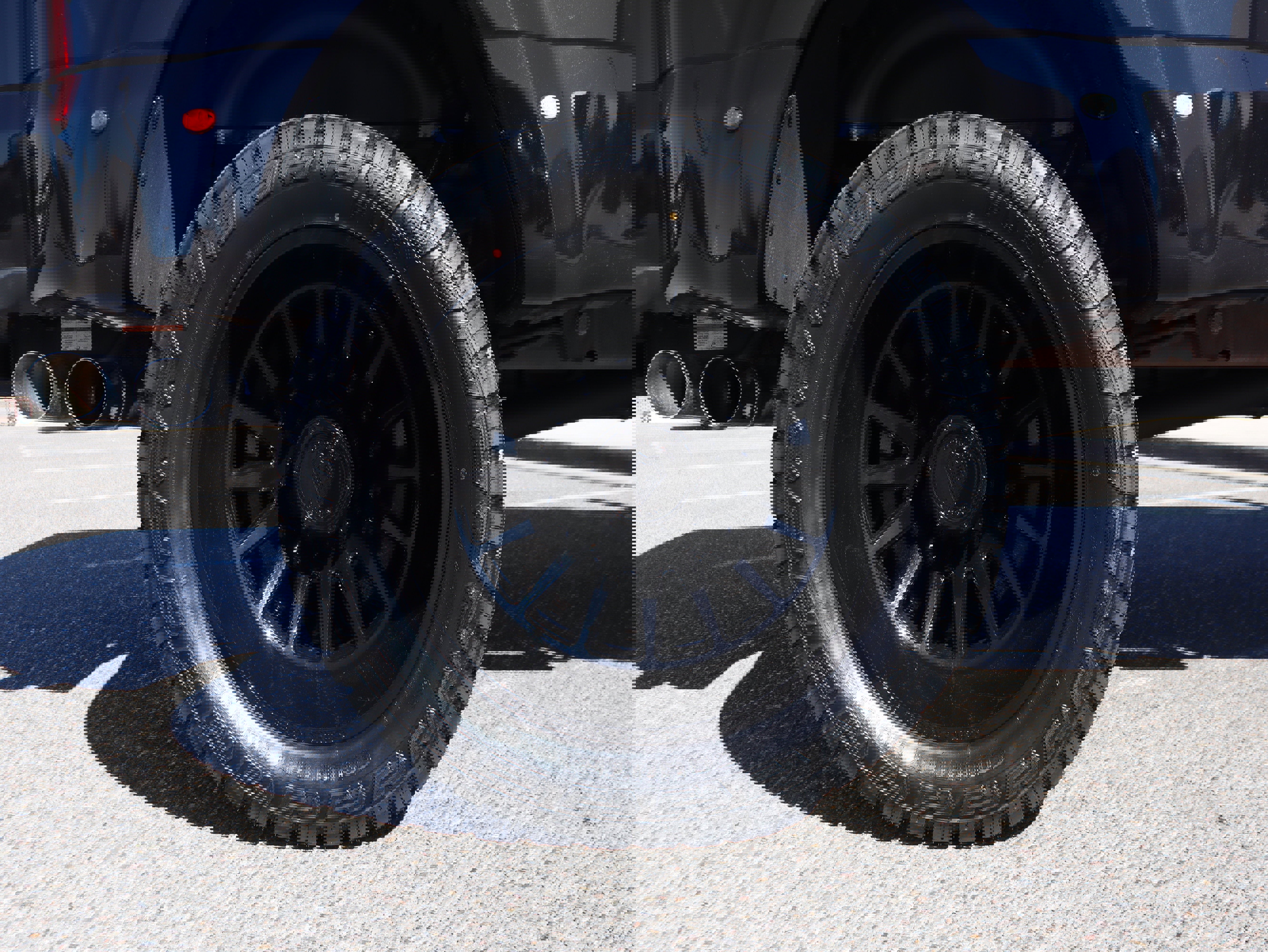 Used 2025 Ford F450 Platinum w/ FX4 Off-Road Package image 12