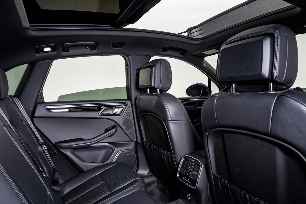 Certified 2025 Porsche Macan image 16