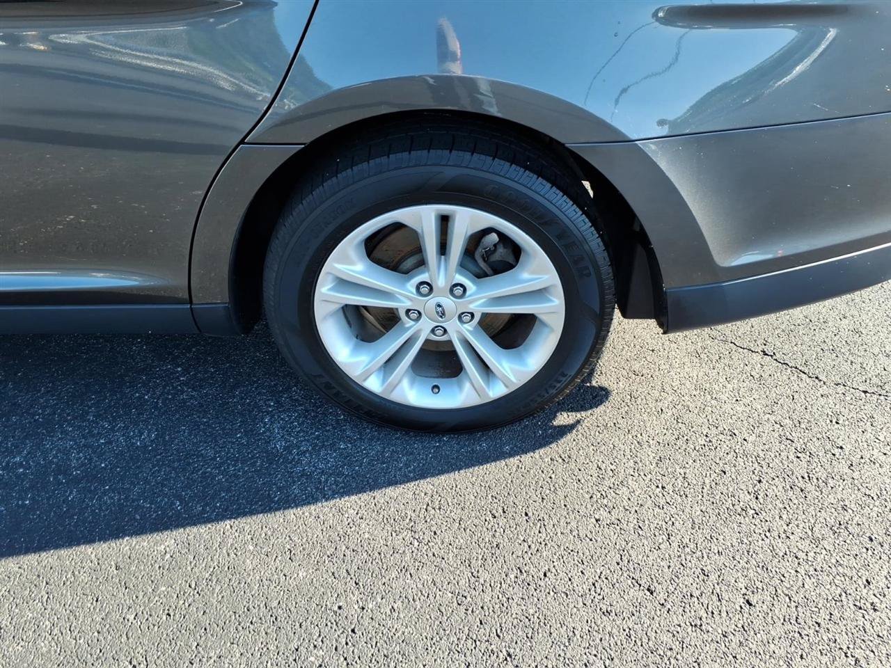 Used 2016 Ford Taurus SE FWD image 5