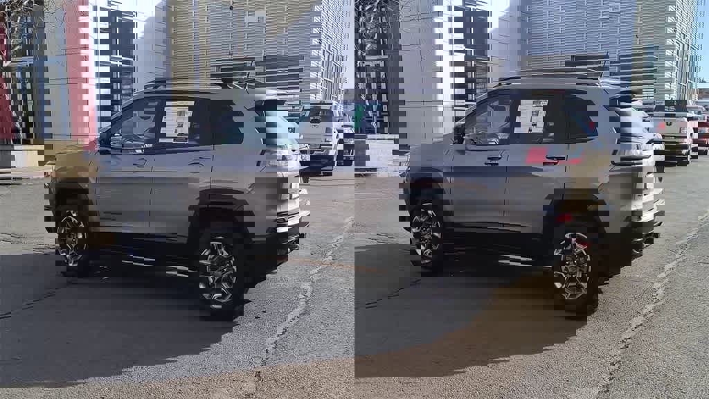 Used 2019 Jeep Cherokee Trailhawk w/ Comfort/Convenience Group image 6