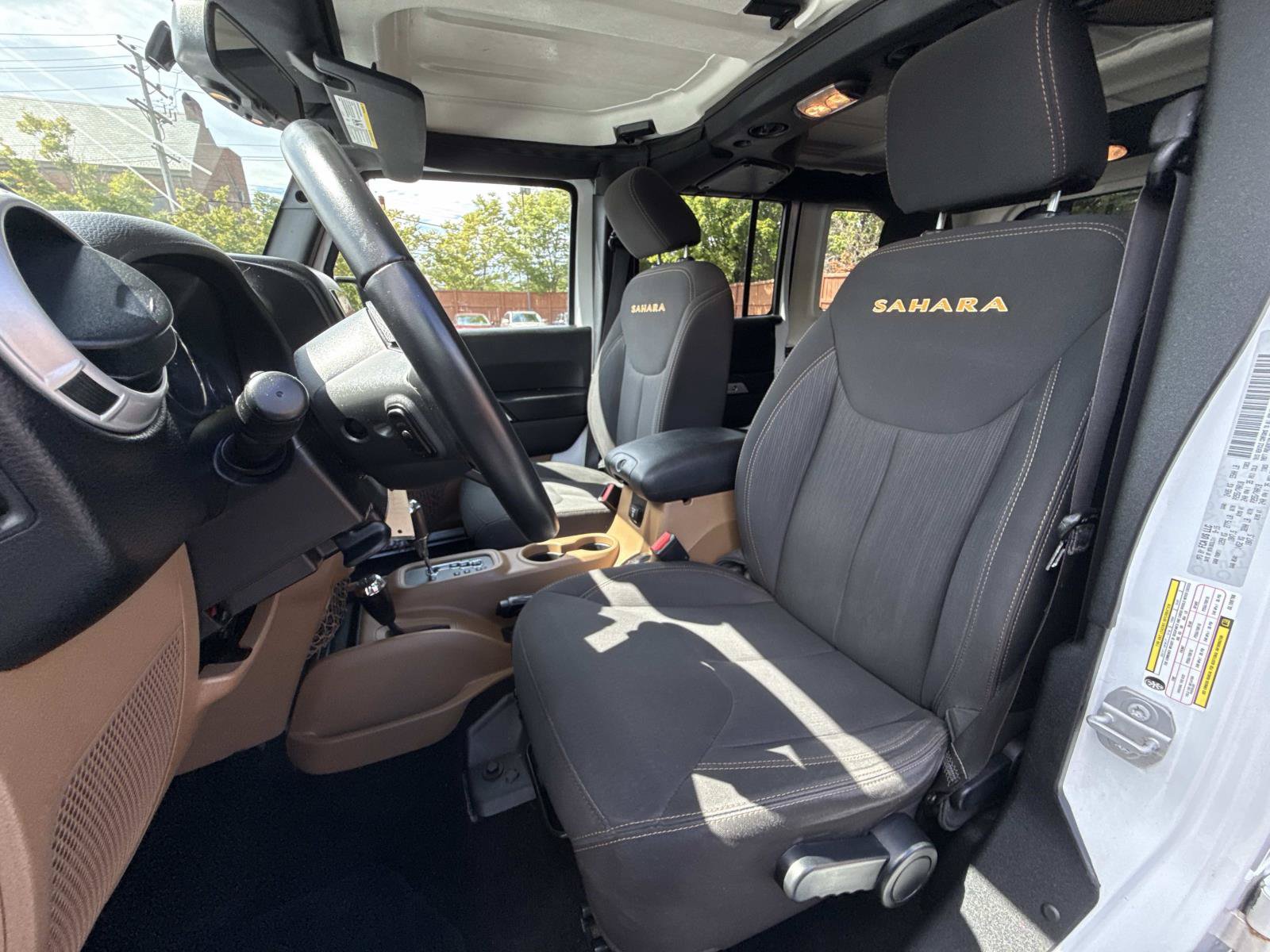 Used 2016 Jeep Wrangler Unlimited Sahara w/ Connectivity Group AWD/4WD image 11