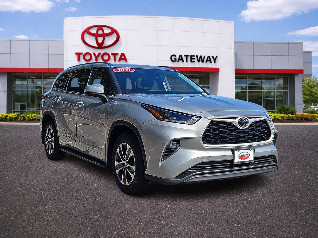 Certified 2021 Toyota Highlander XLE AWD/4WD image 3