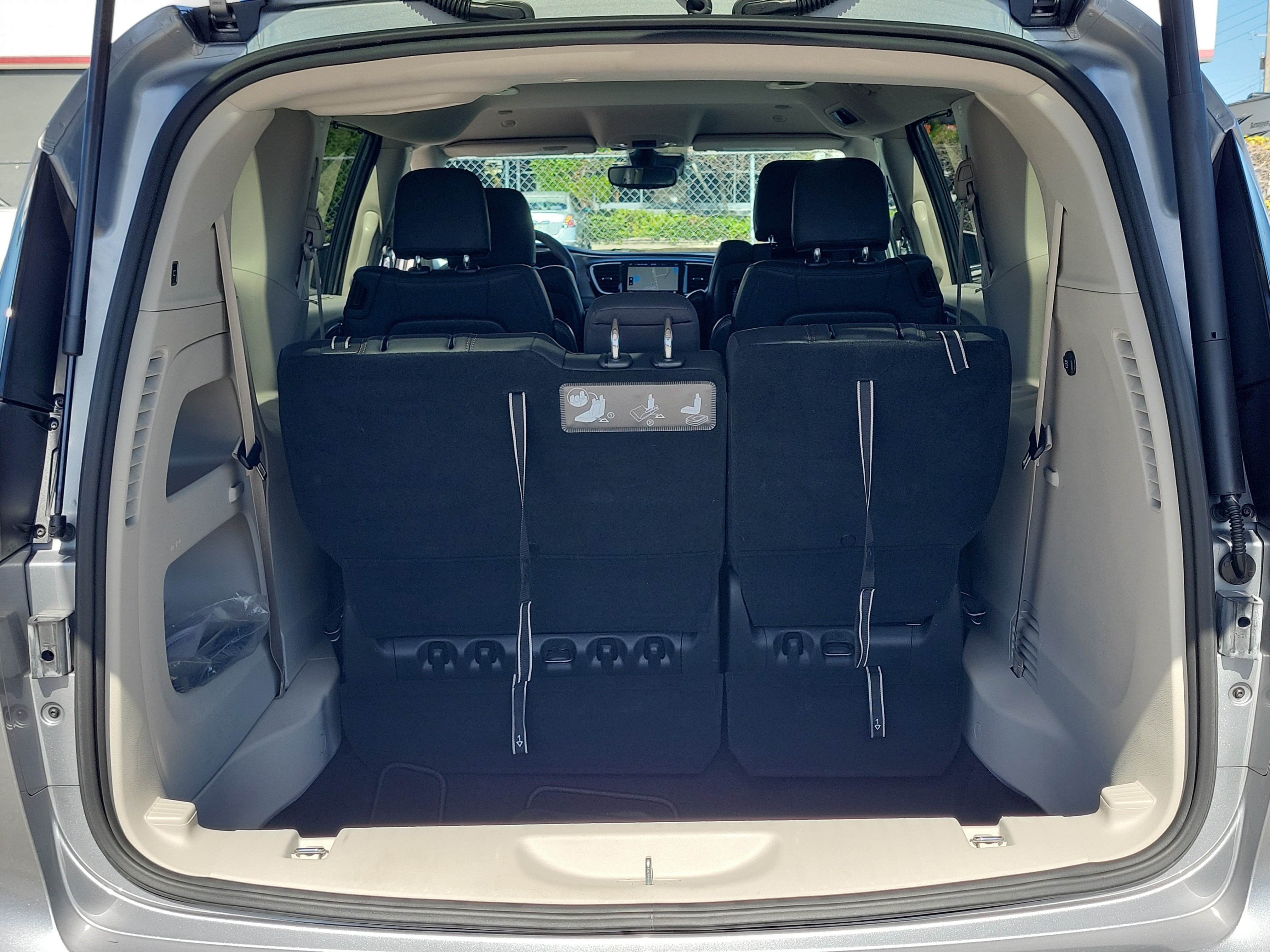 Used 2020 Chrysler Pacifica Touring-L Plus w/ Advanced Safetytec Group FWD image 7