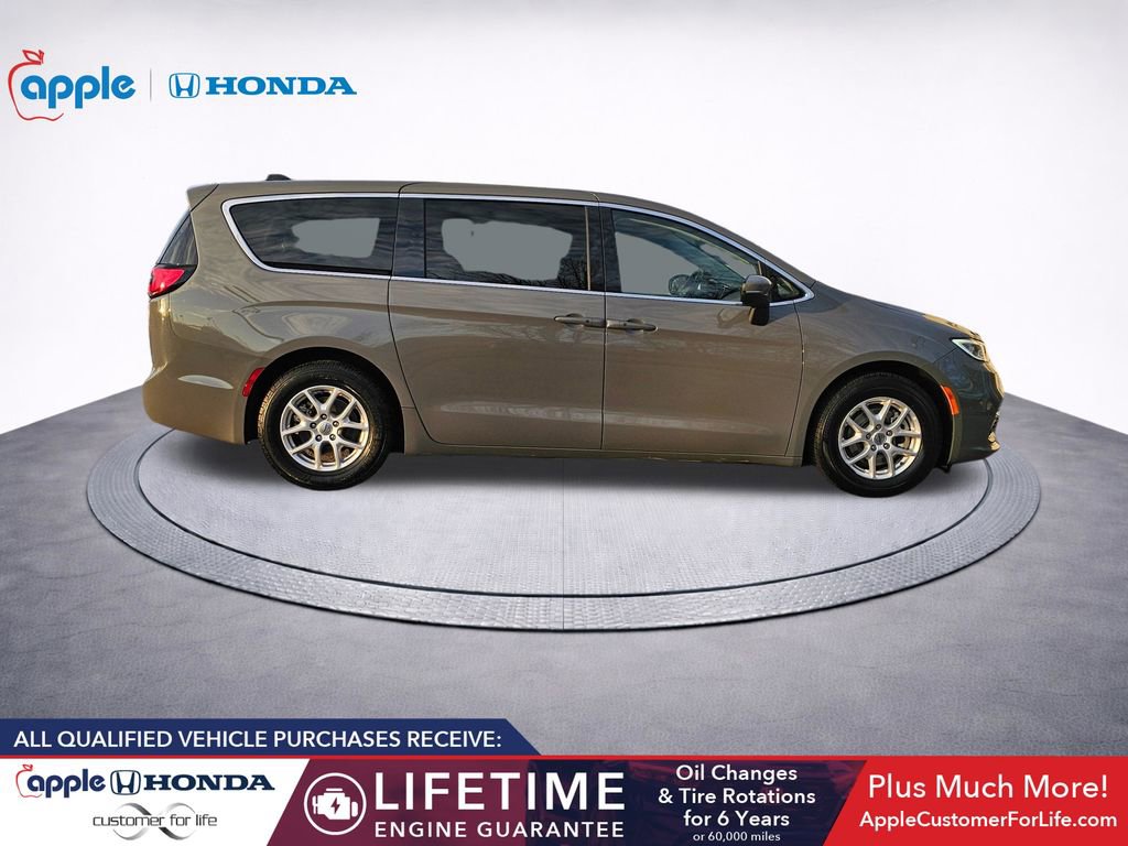 Used 2023 Chrysler Pacifica Touring-L image 4