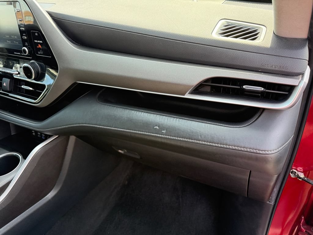 Used 2022 Toyota Highlander LE AWD/4WD image 16
