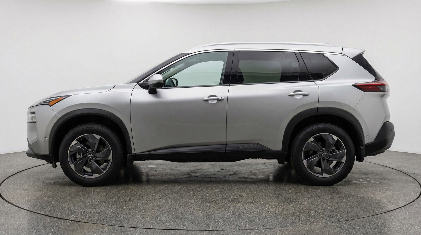 Used 2025 Nissan Rogue SV AWD/4WD image 3