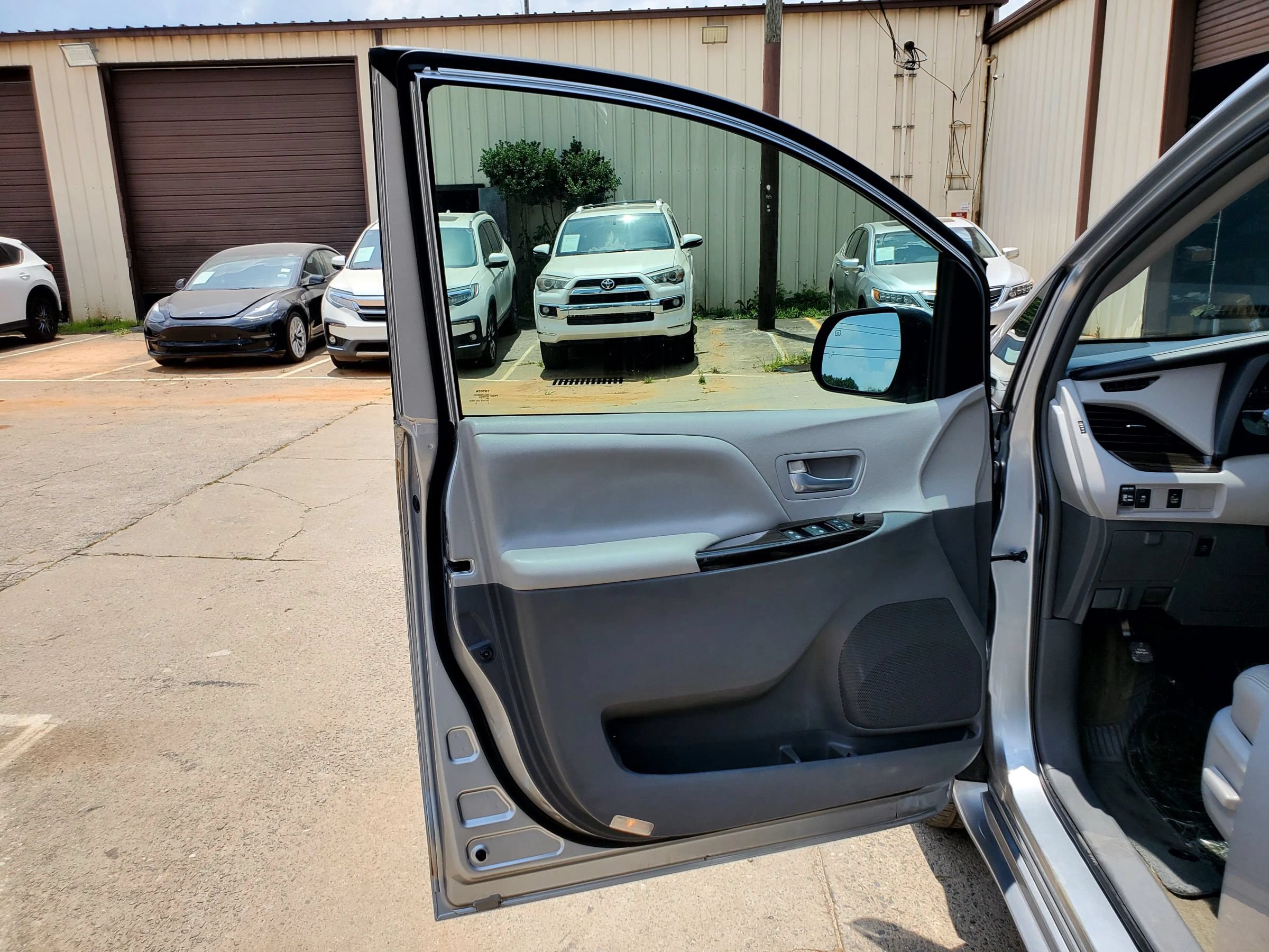 Used 2015 Toyota Sienna XLE FWD image 23