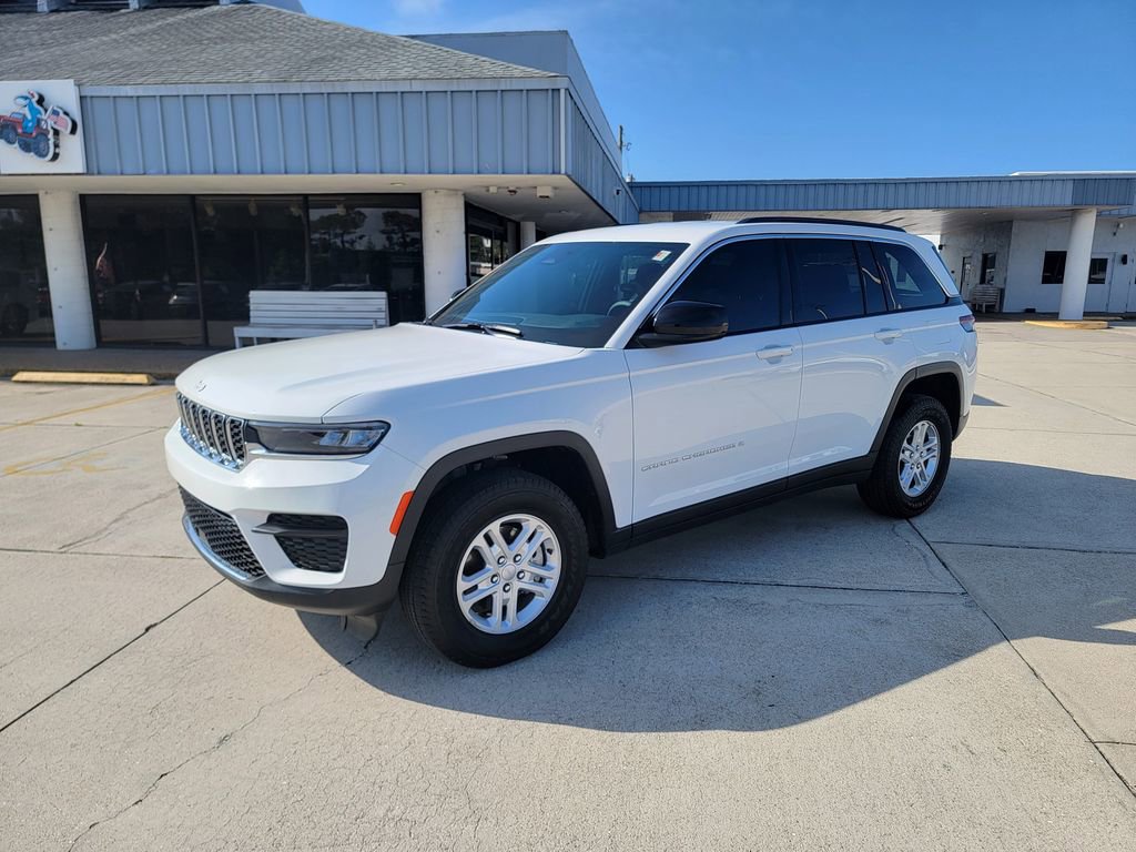 Used 2025 Jeep Grand Cherokee Laredo w/ Trailer Tow Package AWD/4WD image 1