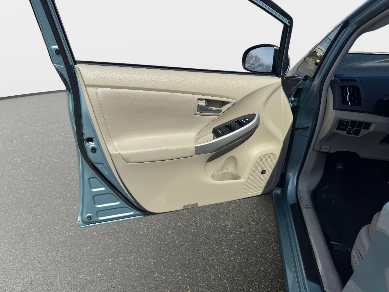 Used 2015 Toyota Prius Four image 16