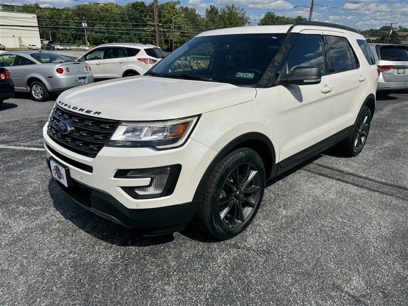 Used 2017 Ford Explorer XLT w/ Equipment Group 202A AWD/4WD image 4