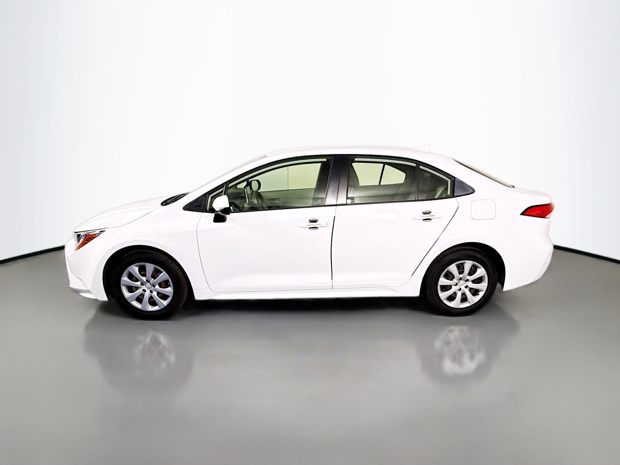 Used 2021 Toyota Corolla LE image 6