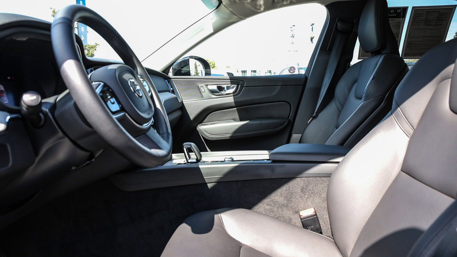 Used 2025 Volvo XC60 B5 Plus w/ Climate Package image 17