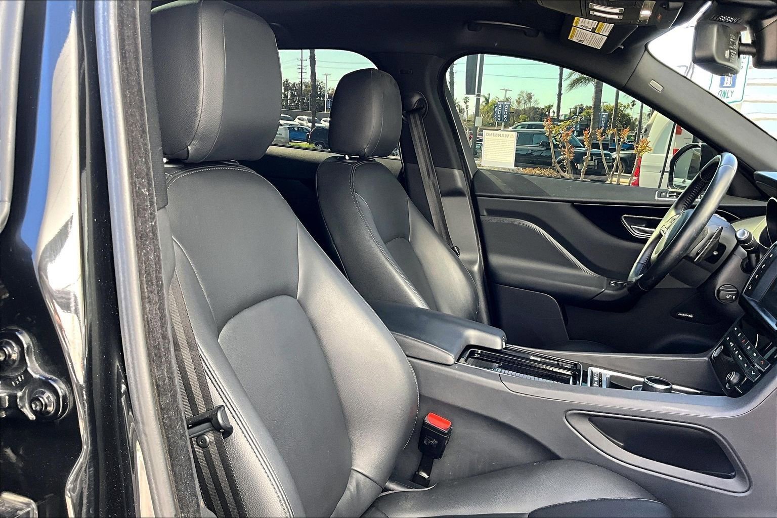 Used 2018 Jaguar F-PACE Premium image 7