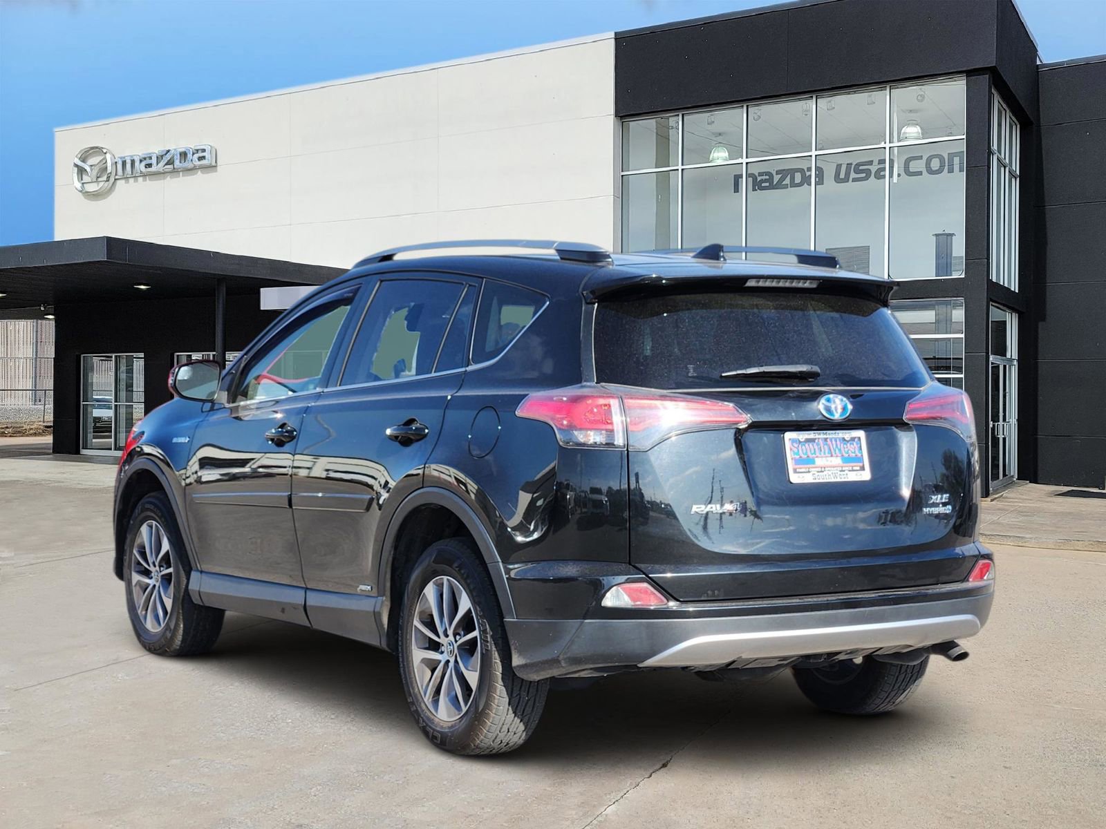 Used 2018 Toyota RAV4 XLE image 4