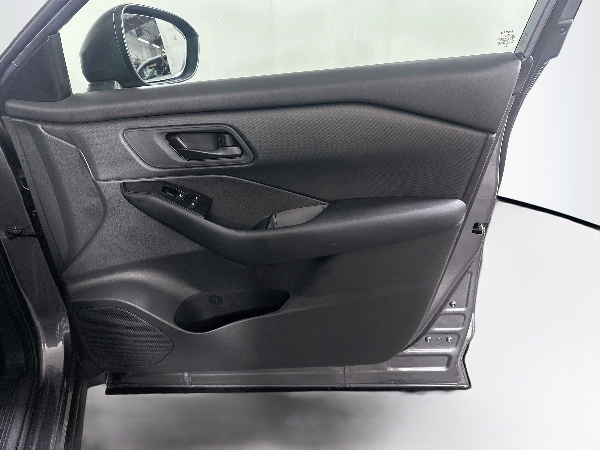 Used 2025 Nissan Rogue S FWD image 30