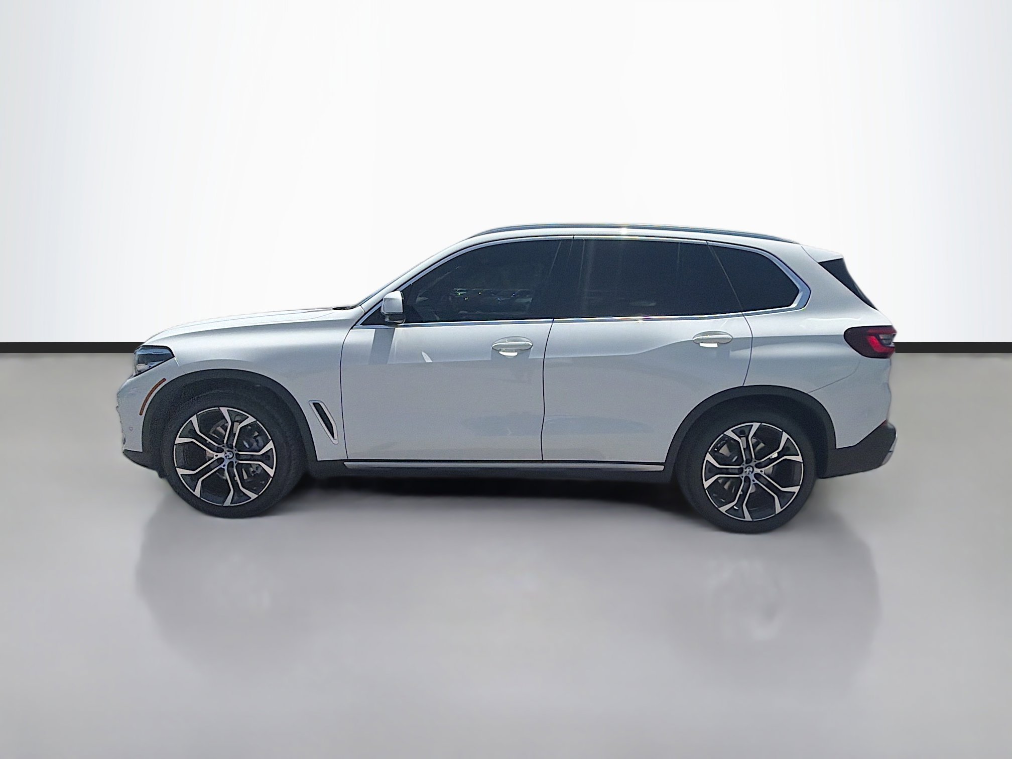 Used 2021 BMW X5 sDrive40i w/ Premium Package image 2