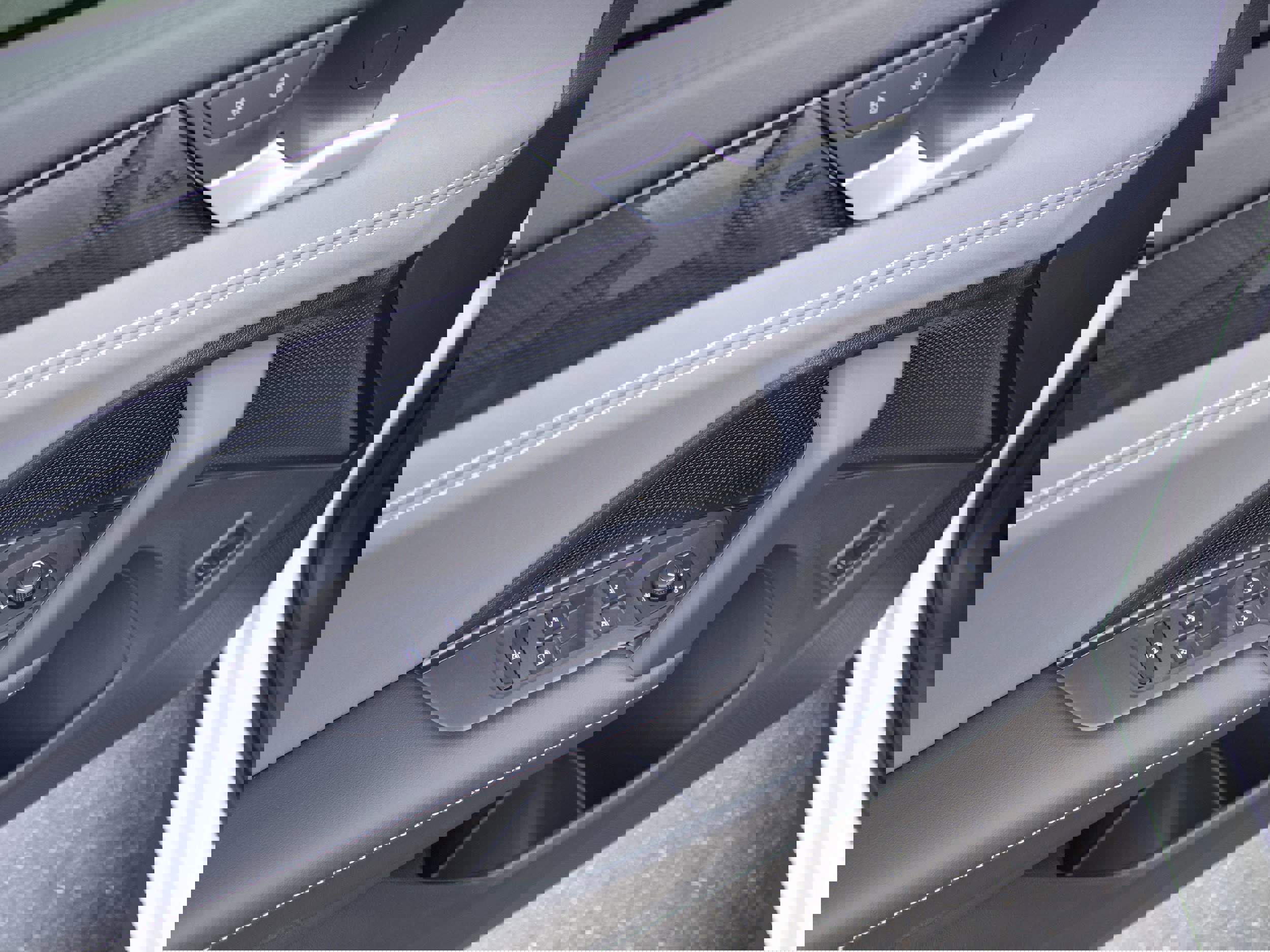 New 2025 Volkswagen Tiguan SE image 9