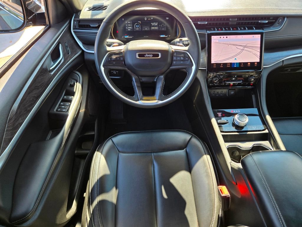 Used 2024 Jeep Grand Cherokee Limited image 10