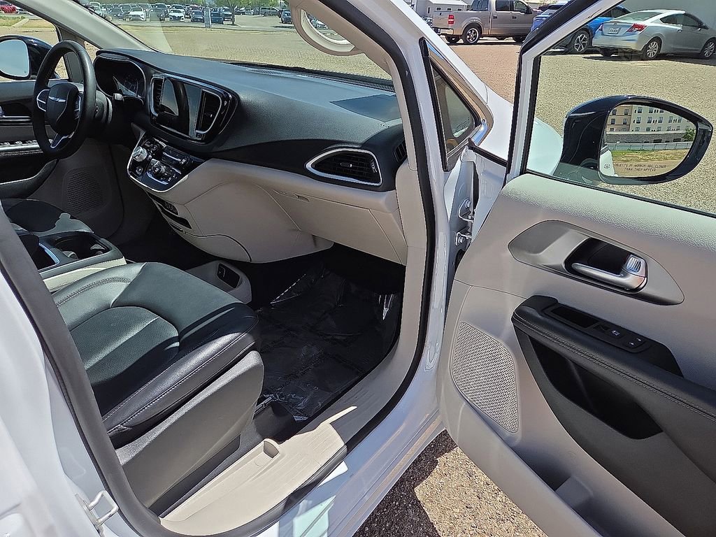 Used 2024 Chrysler Pacifica Touring-L image 13