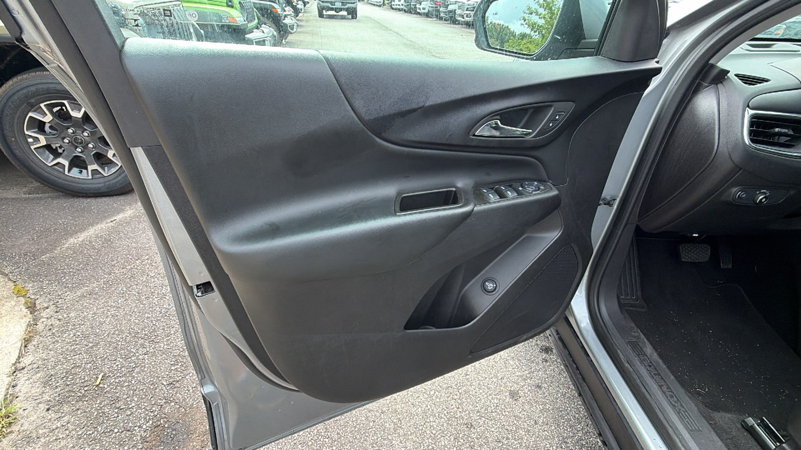 Used 2024 Chevrolet Equinox LT FWD image 14