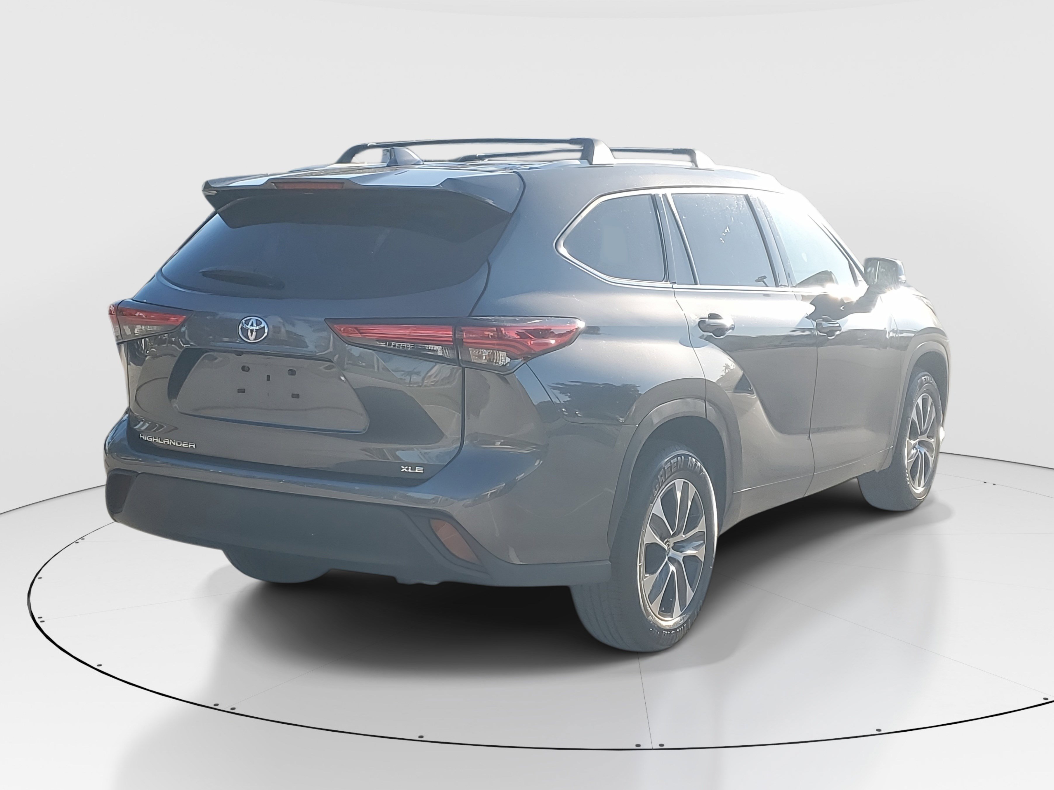 Used 2022 Toyota Highlander XLE image 3