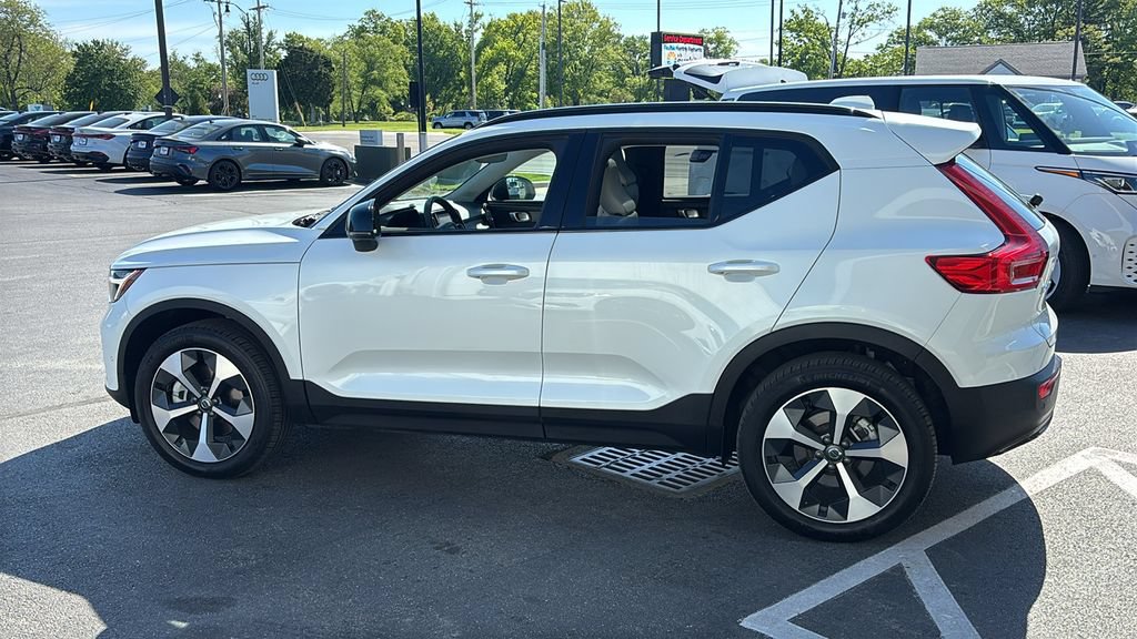 Certified 2026 Volvo XC40 B5 Plus AWD/4WD image 3