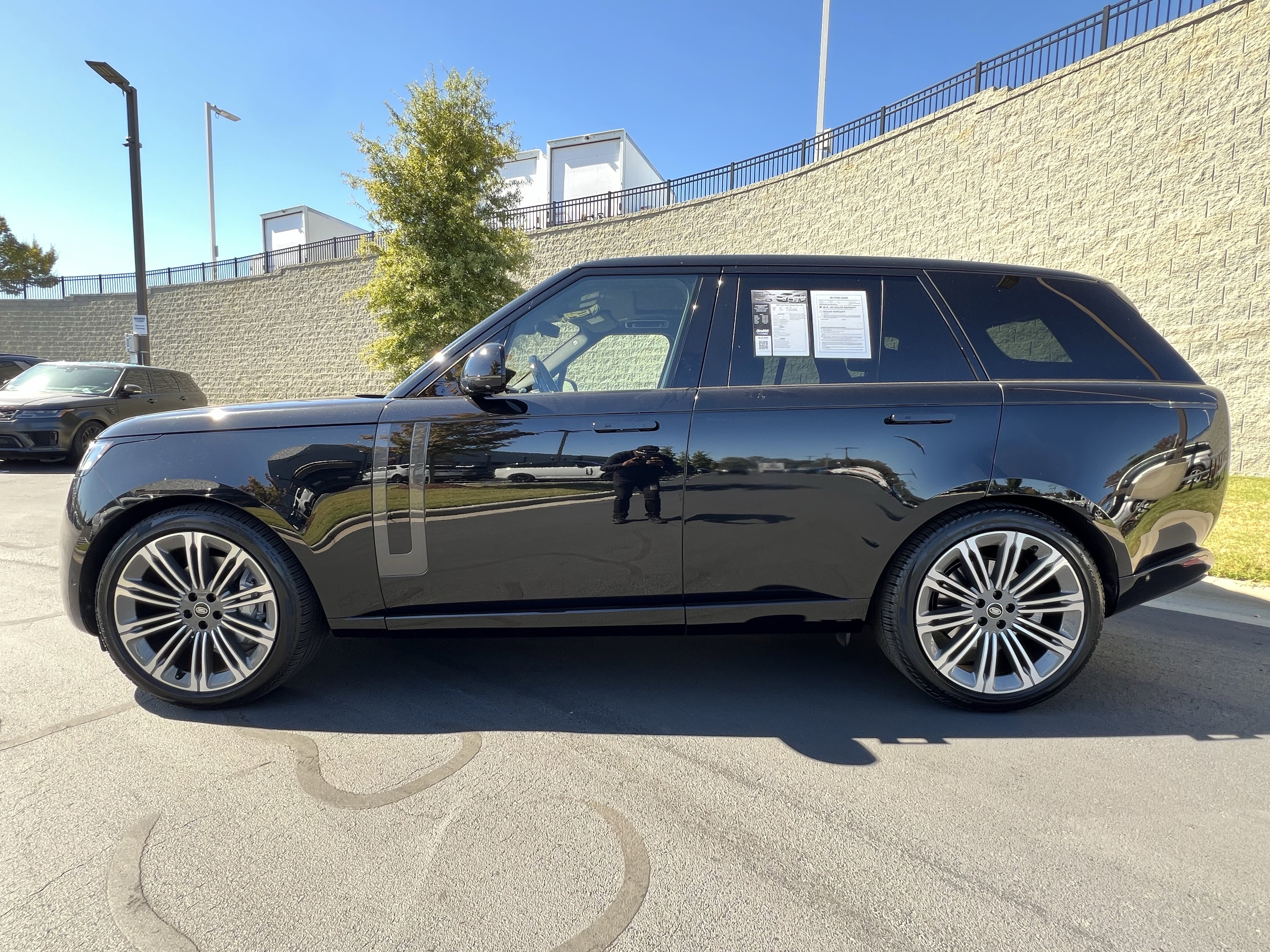 Used 2023 Land Rover Range Rover SE image 4