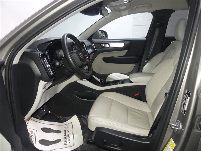 Used 2022 Volvo XC40 T5 Momentum image 22